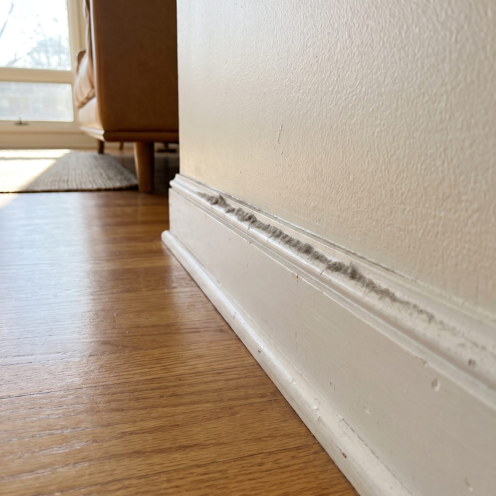 Dust Ridges on Baseboard Tops Show Whether Edges Get Detailed