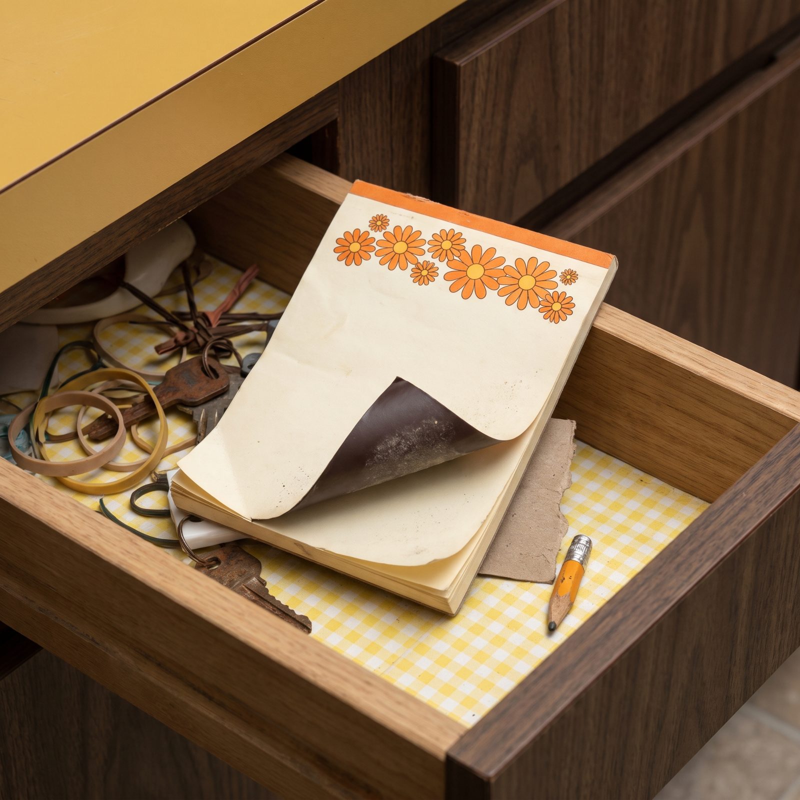 The Magnetic Grocery-List Pad That Gave Up Its Grip on the Fridge