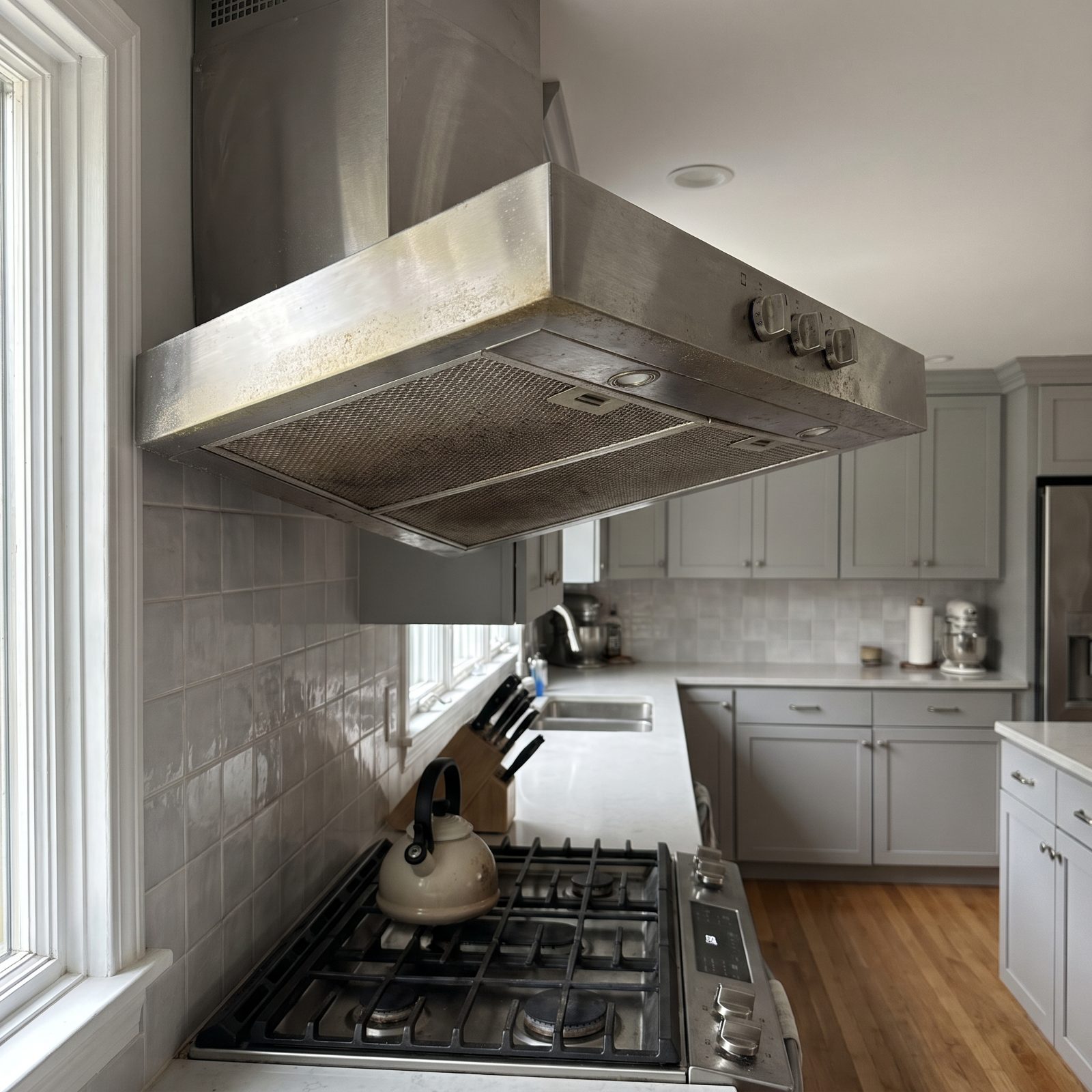 A Tacky Range Hood Signals Aerosolized Cooking Grease
